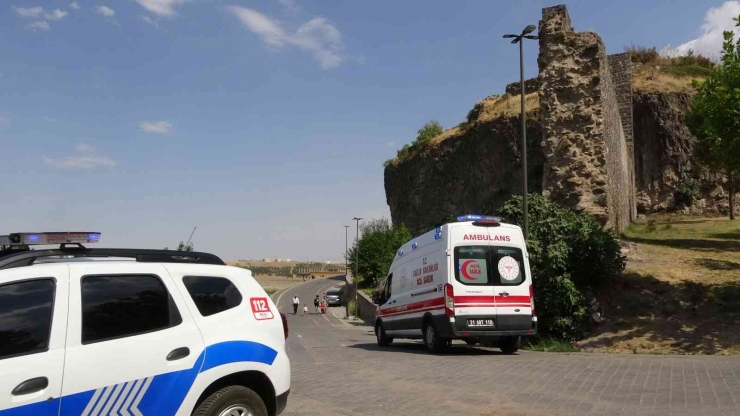 Fotoğraf İçin Tarihi Surlara Çıkan Vatandaş Metrelerce Yükseklikten Düştü