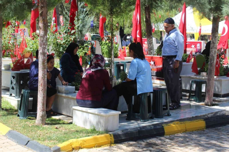 Gaziantep’teki Mezarlıklarda Arefe Günü Yoğunluğu