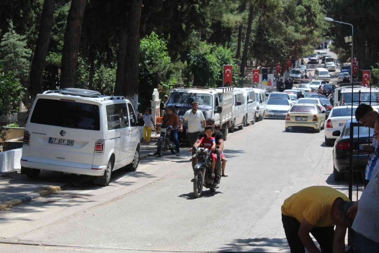 Gaziantep’teki Mezarlıklarda Arefe Günü Yoğunluğu