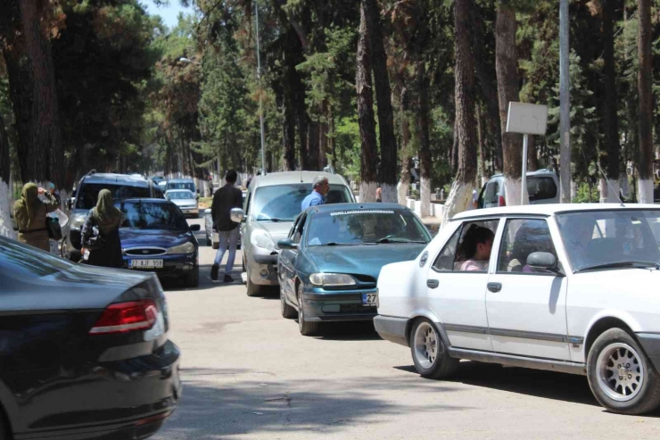 Gaziantep’teki Mezarlıklarda Arefe Günü Yoğunluğu