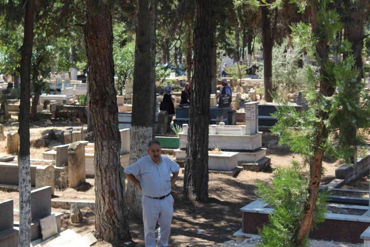 Gaziantep’teki Mezarlıklarda Arefe Günü Yoğunluğu