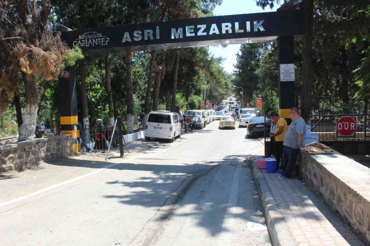 Gaziantep’teki Mezarlıklarda Arefe Günü Yoğunluğu