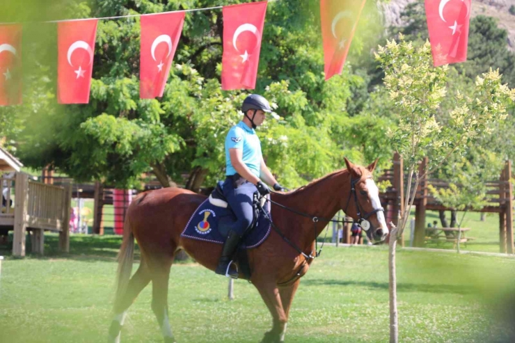 Atlı Jandarma Timlerinden Piknik Alanlarında Denetim