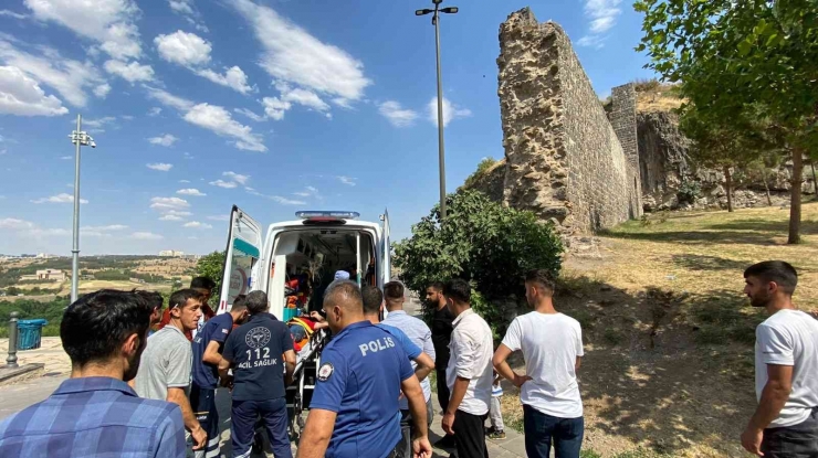 Fotoğraf İçin Tarihi Surlara Çıkan Vatandaş Metrelerce Yükseklikten Düştü