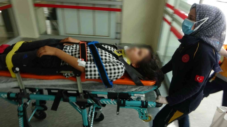 İkinci Kattan Beton Zemine Düşen Genç Kız Yaralandı