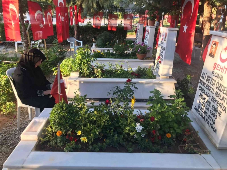 Malatya Şehitliğinde Hüzünlü Bayramlaşma