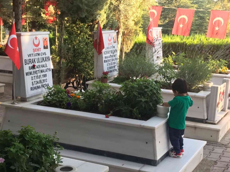 Malatya Şehitliğinde Hüzünlü Bayramlaşma