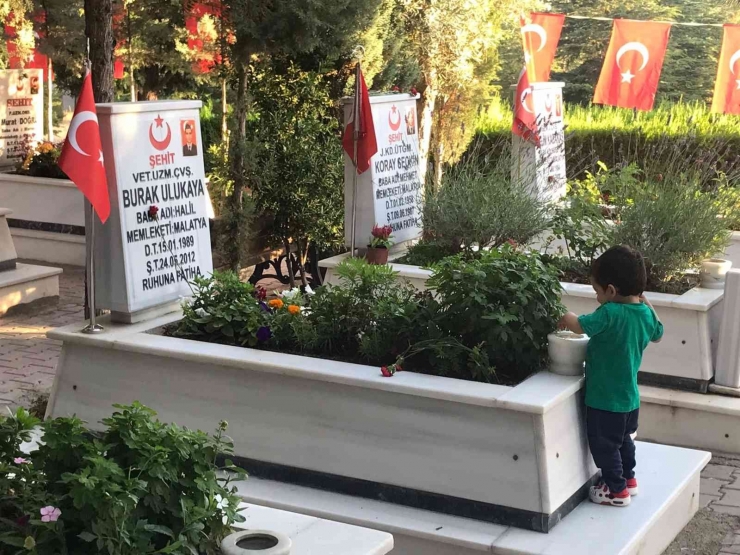 Malatya Şehitliğinde Hüzünlü Bayramlaşma