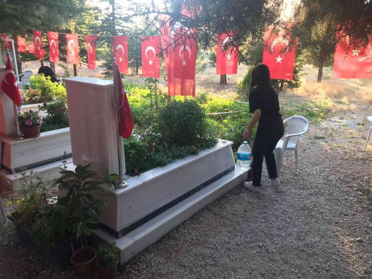 Malatya Şehitliğinde Hüzünlü Bayramlaşma