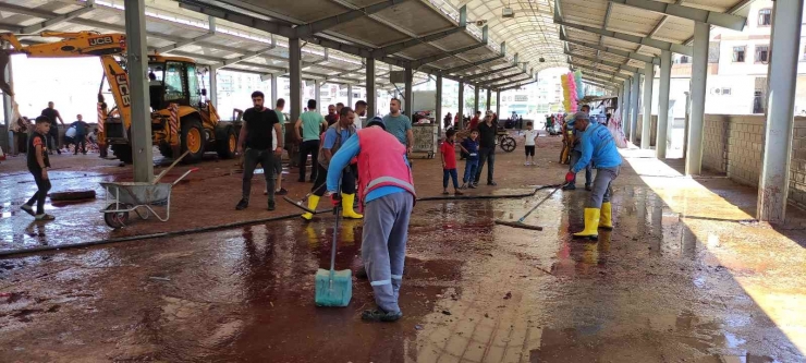 Belediye Ekipleri Bayramda Yoğun Mesai Yapıyor