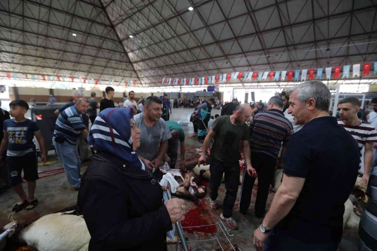 Başkan Tahmazoğlu Kurban Kesim Alanlarını Gezdi