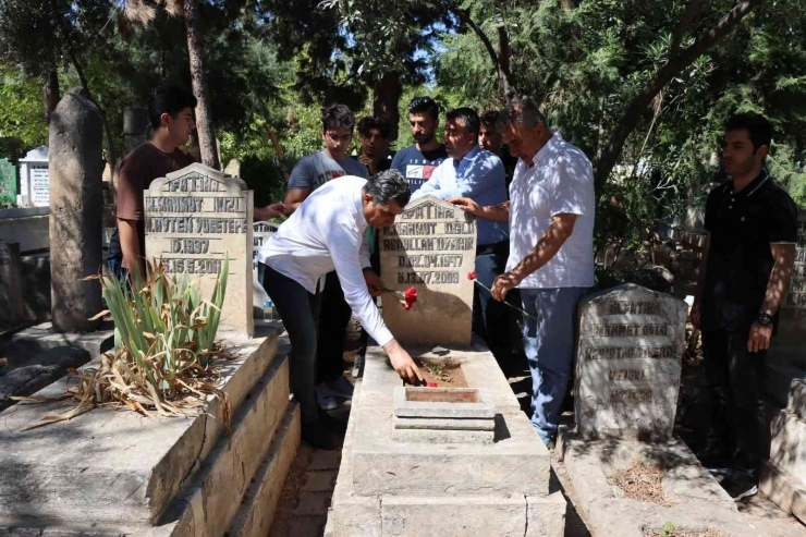 Sanatçı Abdullah Uyanık Mezarı Başında Dualarla Anıldı