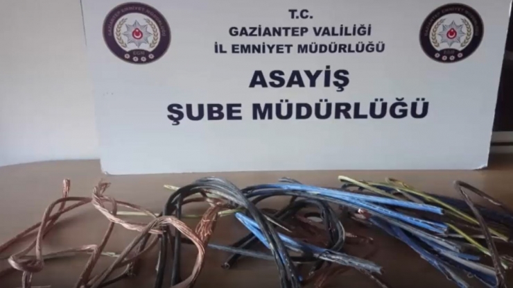 Bakır Kabloları Gündüz Vakti Vinçle Sökerek Çaldılar