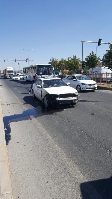 Kırmızı Işık İhlali Yaptı, Kafa Kafaya Çarpıştı