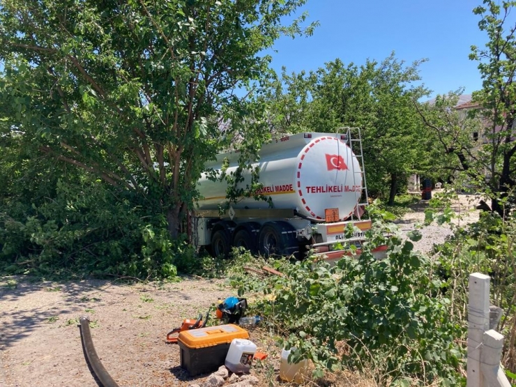 Yoldan Çıkan Tanker Kayısı Bahçesine Girdi