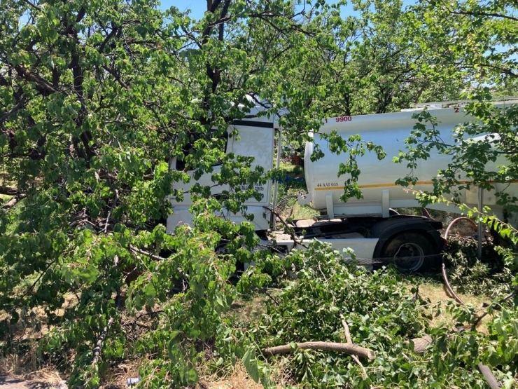 Yoldan Çıkan Tanker Kayısı Bahçesine Girdi