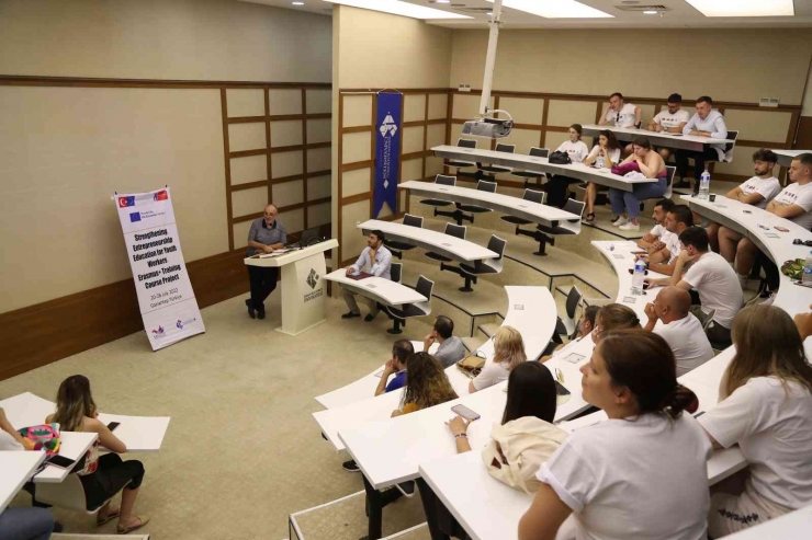 “gençlik Çalışanları İçin Girişimcilik Eğitiminin Güçlendirilmesi” Projesi Hkü’de Açıldı