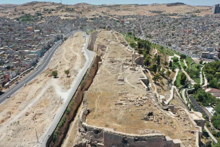 Urfa Kalesinde Sürdürülen Kazı Çalışmalarına Vinç Desteği