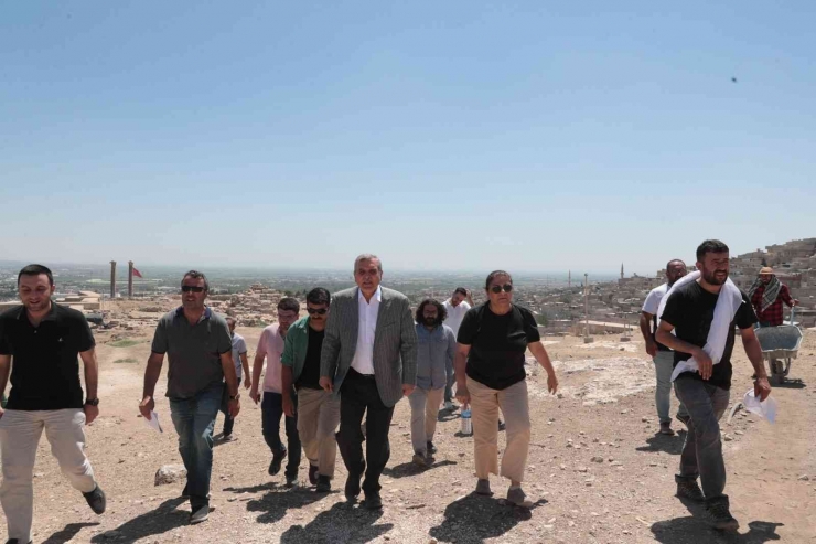 Urfa Kalesinde Sürdürülen Kazı Çalışmalarına Vinç Desteği