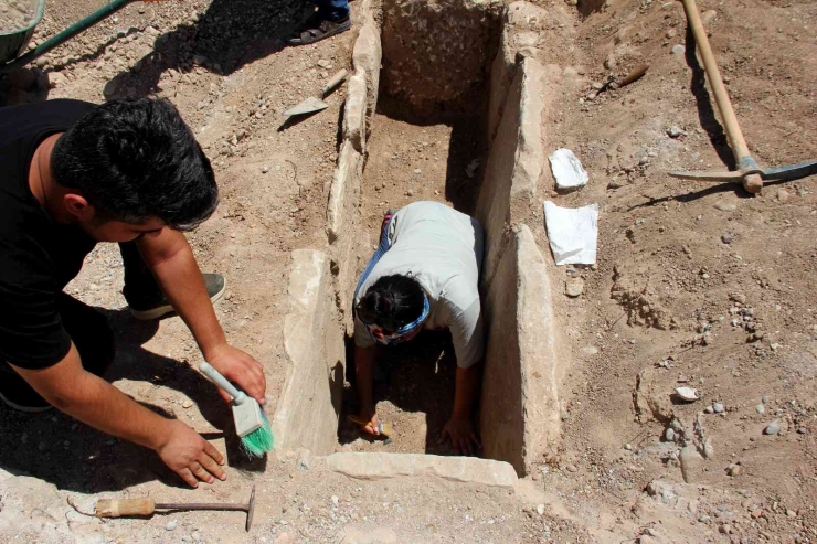Belediyenin Başvurusuyla Yapılan Kazılarda Roma Dönemi’ne Ait Mezarlar Bulundu