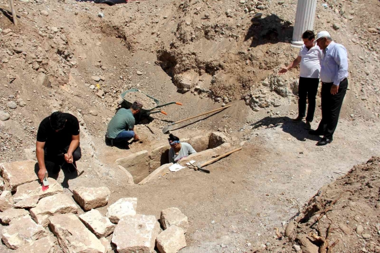 Belediyenin Başvurusuyla Yapılan Kazılarda Roma Dönemi’ne Ait Mezarlar Bulundu
