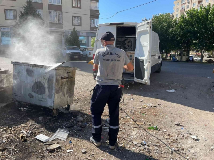 Bağlar Belediyesi Çöp Konteynerlerini Bakımdan Geçiriyor