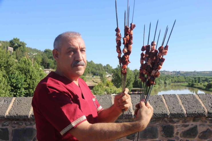 Diyarbakır, Ciğer Tartışmasına Noktayı Koydu: 1 Ton Ciğerle Tescil Belgesi Açıklandı