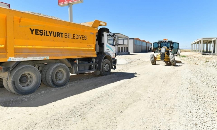 Yeşilyurt’ta Sanayi Alanlarının Yollarını Konforlu Hale Getiriliyor