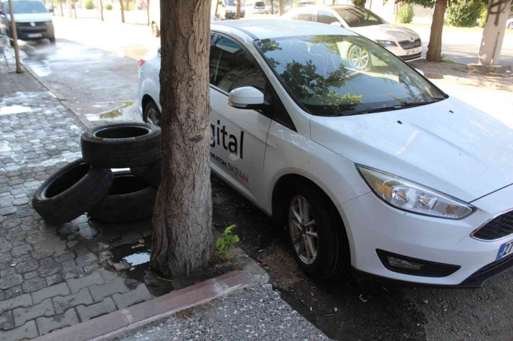 Otomobile 30 Saniyede 30 Bin Liralık Zarar Verdi