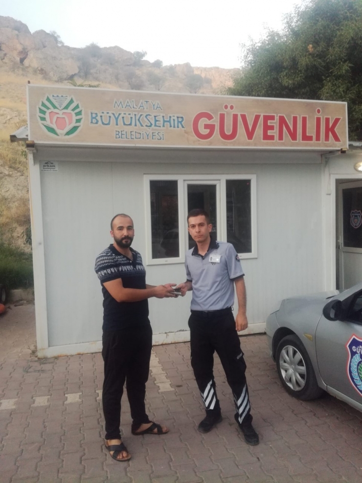 Güvenlik Görevlilerinden Örnek Davranış