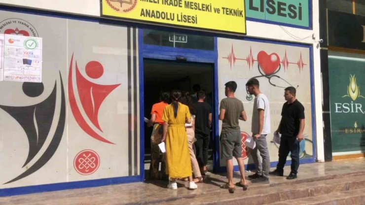 Şanlıurfa’da Kpss’ya Geç Kalanlar Salona Alınmadı