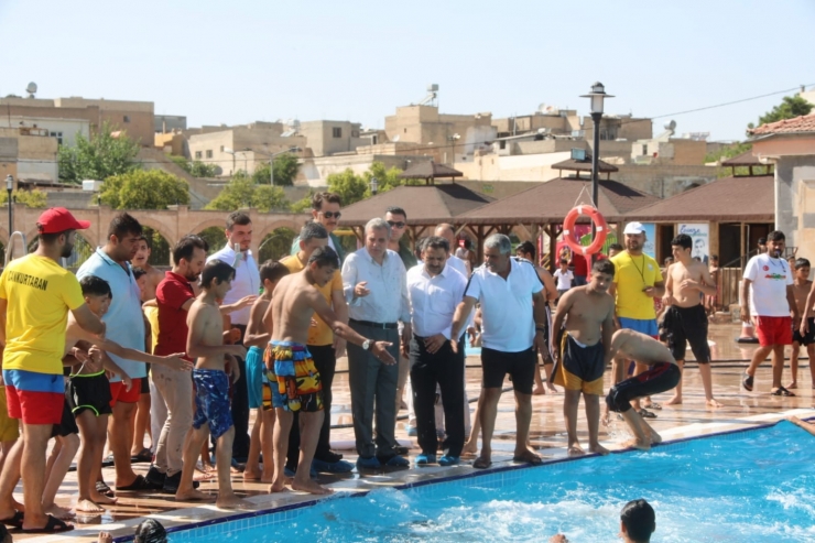 Şanlıurfa’da Binlerce Kişi Belediye Havuzlarında Serinliyor