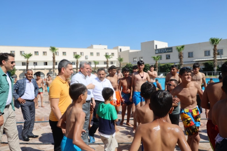 Şanlıurfa’da Binlerce Kişi Belediye Havuzlarında Serinliyor