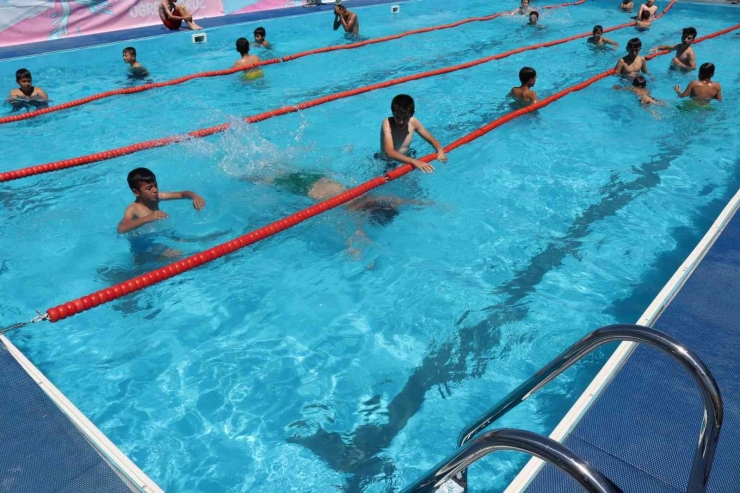 Çocuklar, Portatif Havuzla Hem Yüzme Öğreniyor Hem De Serinliyor