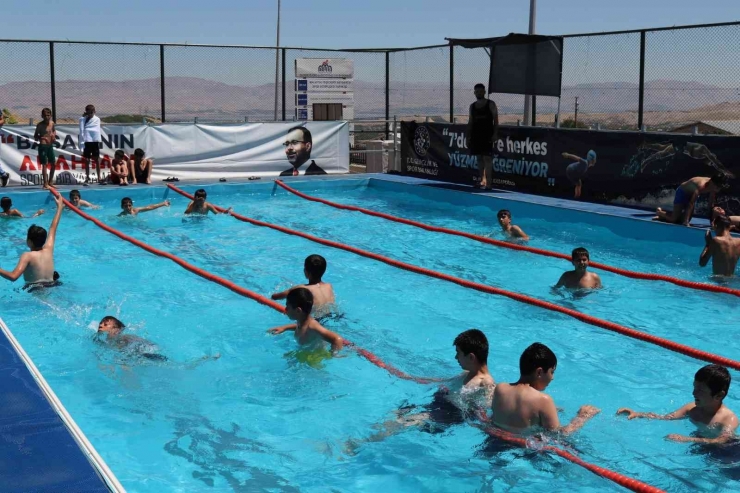 Çocuklar, Portatif Havuzla Hem Yüzme Öğreniyor Hem De Serinliyor
