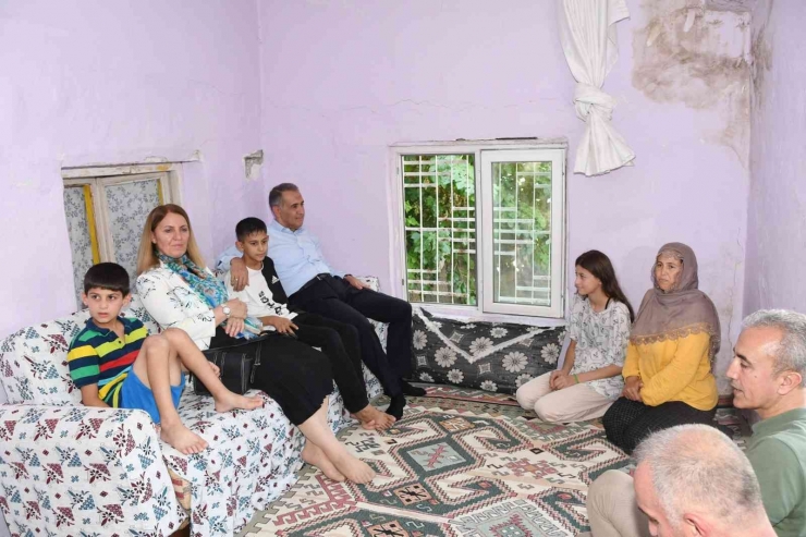 Vali Çuhadar, İhtiyaç Sahibi Ailelerle Bir Araya Geldi