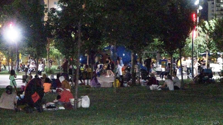 Aşırı Sıcaklardan Gündüz Eve Kapanıyorlar, Gece Parklara Akın Ediyorlar