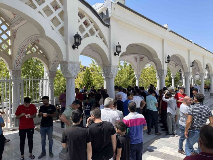 Gaziantep’te Cuma Namazı Sonrası Cemaate Aşure İkram Edildi
