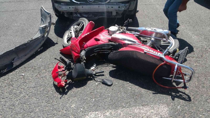 Otomobille Çarpışan Motosiklet Sürücüsü Yaralandı