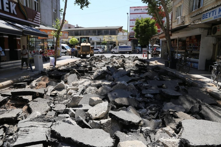 Kılınç, Cumhuriyet Caddesindeki Çalışmaları İnceledi