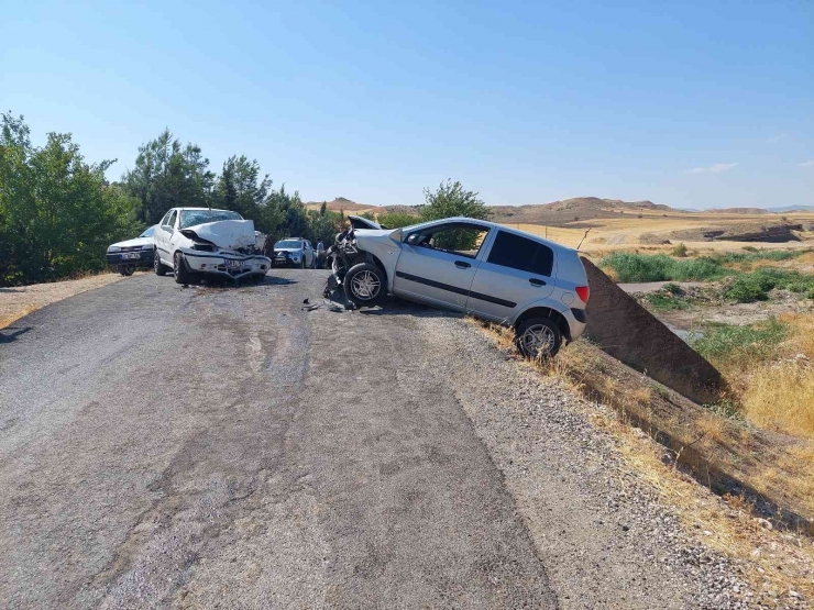 Adıyaman’da İki Otomobil Çarpıştı: 1 Ölü, 4 Yaralı