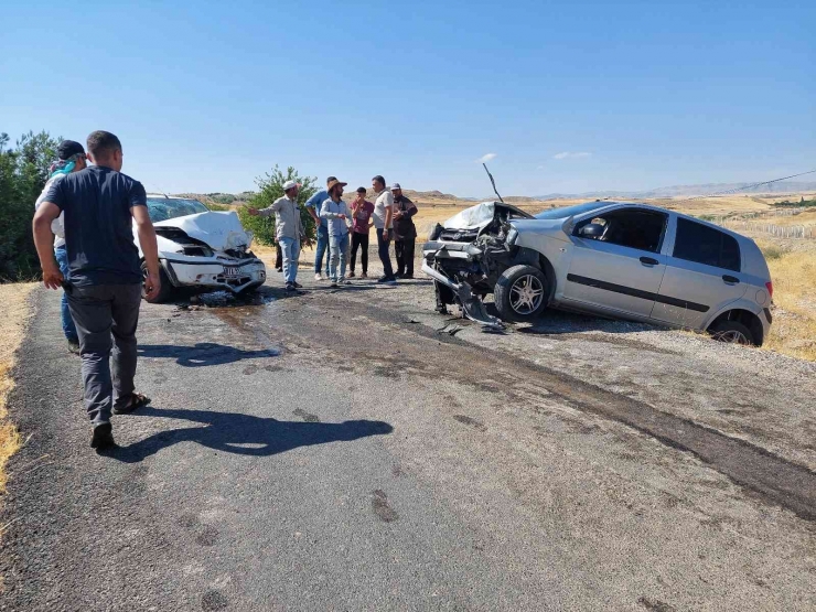 Adıyaman’da İki Otomobil Çarpıştı: 1 Ölü, 4 Yaralı