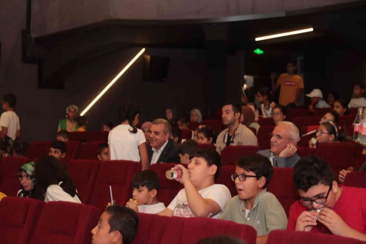 Başkan Beyazgül Çocukların Sinema Sevincine Ortak Oldu