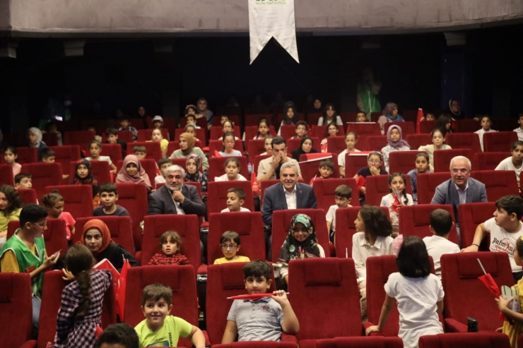 Başkan Beyazgül Çocukların Sinema Sevincine Ortak Oldu