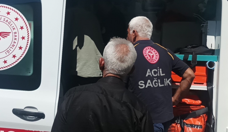 Semt Pazarında Bıçaklı Kavga: 2 Yaralı