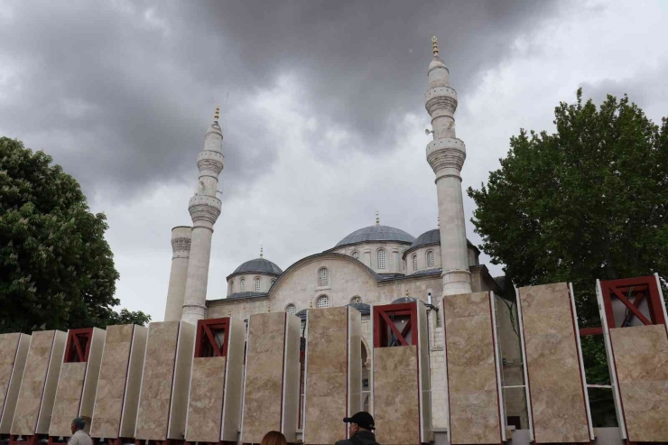 Tarihi Cami Avlusunda Yapılan Beton Bloklar Kaldırıldı