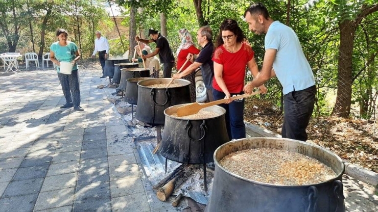 Arapgir’de Vatandaşlara Aşure İkramı