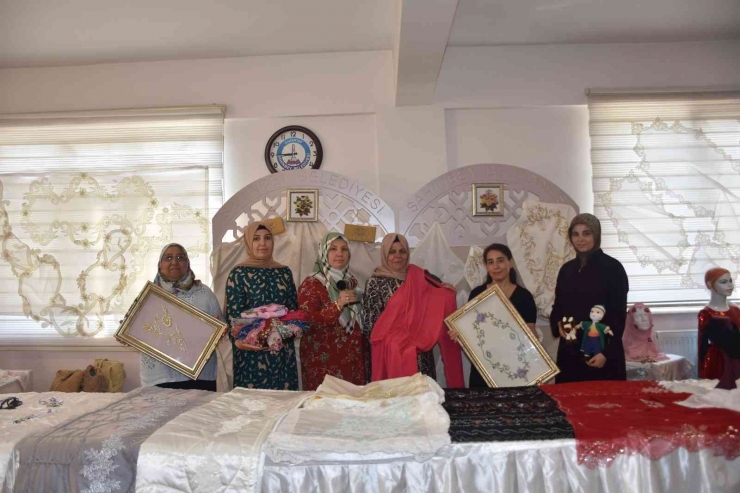 Şahinbey Kursiyerleri El Emeği Çalışmalarını Sergiledi