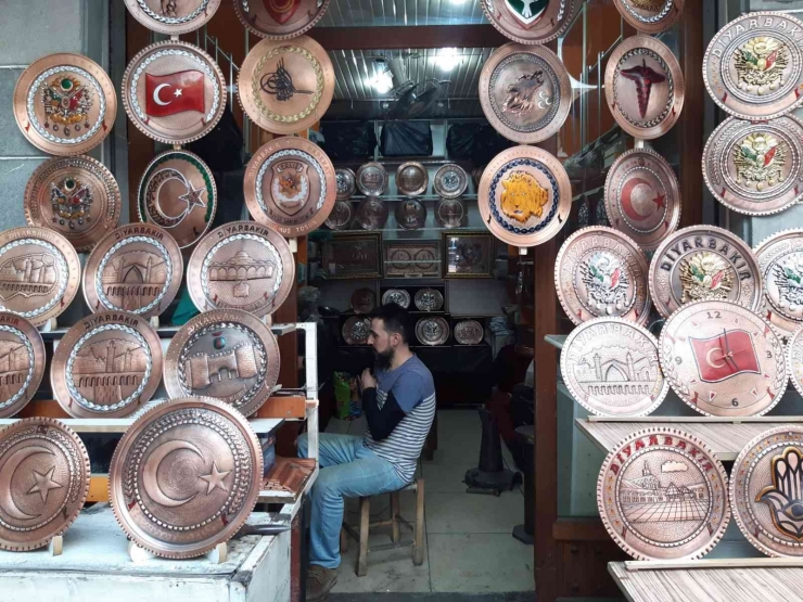 Diyarbakır’da Bakır Ustası Çeyrek Asırdır El Emeği Göz Nuru Sanat İşliyor