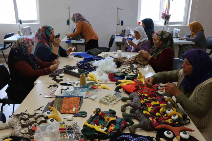 Kadınların Atık Malzemelerden Yaptığı Baykuş Çantalarına Yoğun İlgi